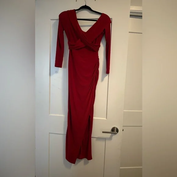 Beautiful red dress - Picture 2 of 2